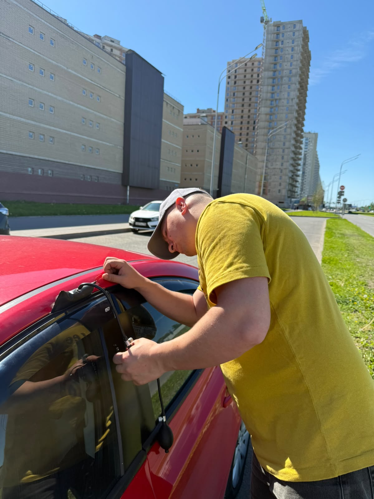 Аварийное вскрытие автомобиля мастером в Рощино